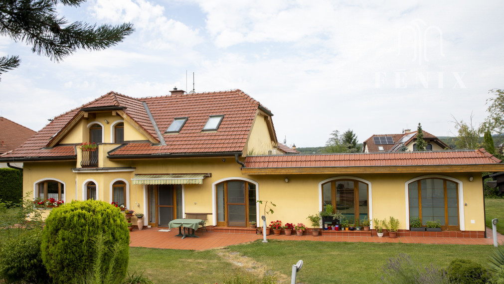 REZERVOVANÉ - Jedinečný rodinný dom s bazénom