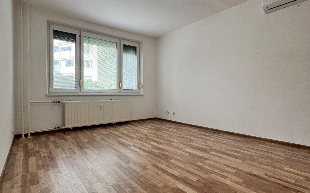 Výborná investícia, alebo príjemné bývanie,  1- izbový byt 38 m2 + zasklená loggia, klimatizácia