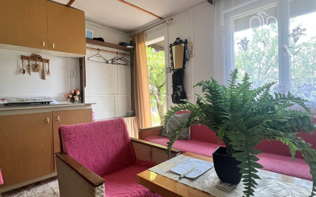 PREDANÉ - Na predaj útulná CHATKA s POZEMKOM  – Horný Bankov, len 8 km od Košíc!