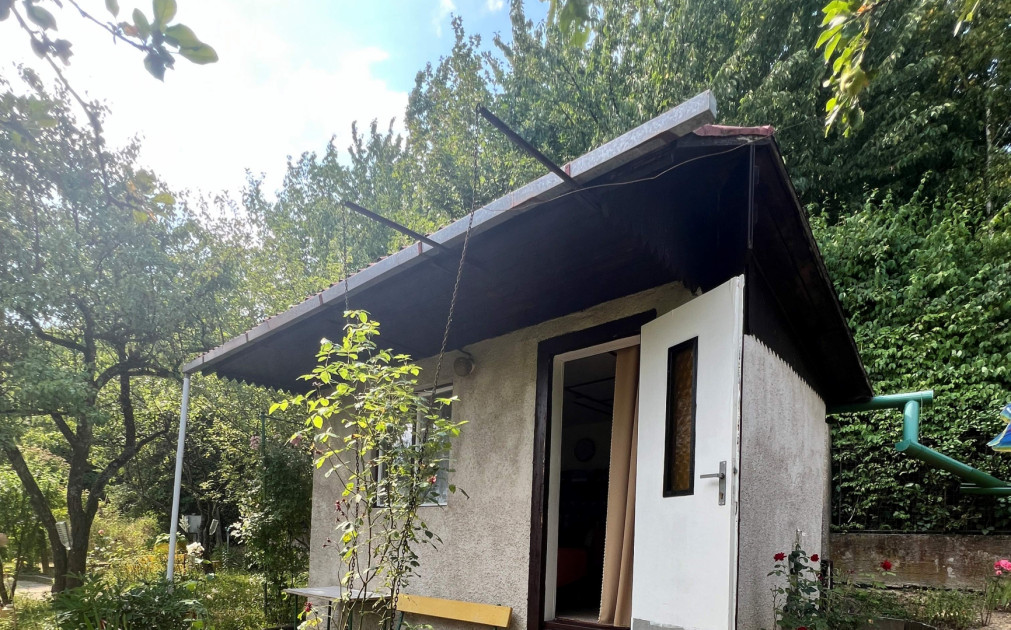 PREDANÉ - Na predaj útulná CHATKA s POZEMKOM  – Horný Bankov, len 8 km od Košíc!