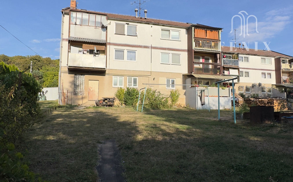 78 m² byt s garážou, pivnicou, balkónom a záhradou v Šemši