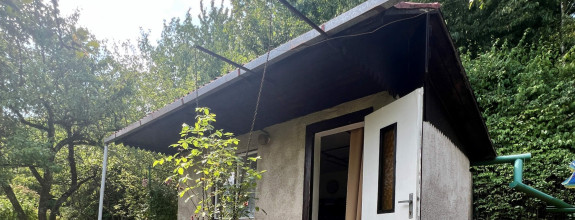 Na predaj útulná CHATKA s POZEMKOM  – Horný Bankov, len 8 km od Košíc!