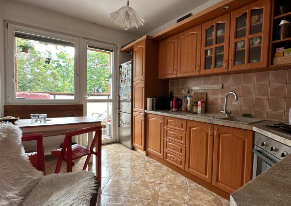 Rezervovaný! Veľkorysý 4-izbový byt 82m2 + pivnica + loggia v TOP lokalite, Krompachy