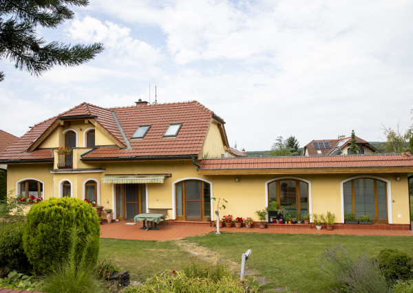 REZERVOVANÉ - Jedinečný rodinný dom s bazénom