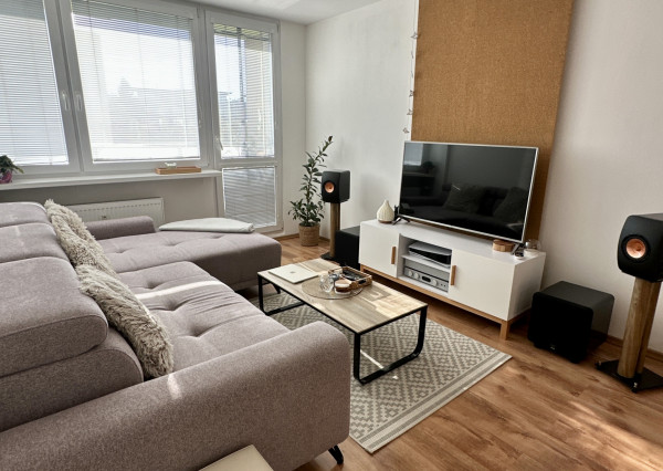 REZERVOVANÝ! Nádherný 1,5 izbový Tr. SNP- Košice, 40m2+loggia+kumbál