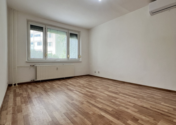 Výborná investícia, alebo príjemné bývanie,  1- izbový byt 38 m2 + zasklená loggia, klimatizácia