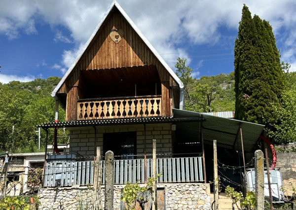 Chata s vinicou Jablonov nad Turňou